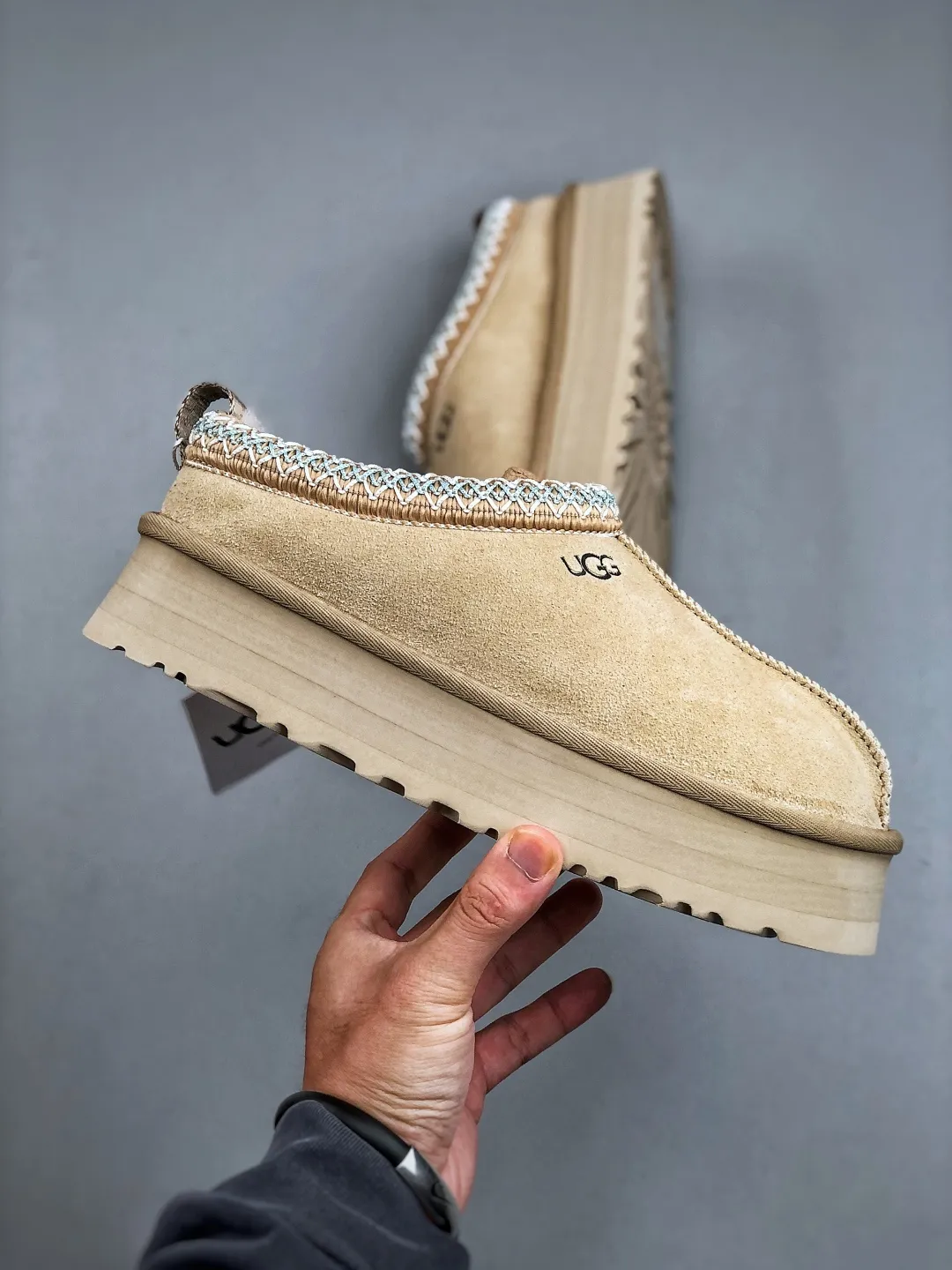 Local self-pickup💰560 supports store placement. The top version on the market. UGG Tazz ethnic style thick-soled women's model. Xiaohongshu's hot model. Produced by a major foreign trade factory in Guangzhou. From toe to insole, genuine sheep fur. Independent outer box packaging. Chip. With waterproof technology. Differentiating from any version on the market. 5cm thick sole. Independently developed original outsole. Cashmere insole. Keep warm when going out in winter. It is a very suitable choice for home use. In the new year, uug has launched a style series, which is partially biased towards the preferences of young consumers. It has also moved to the forefront of fashion trends. Shoe body material. Water-repellent coated suede upper. 17mm UGGPURE™ implanted wool insole. Lightweight non-slip and comfortable rubber outsole. With brand LOGO. With full packaging. Size: 35-40